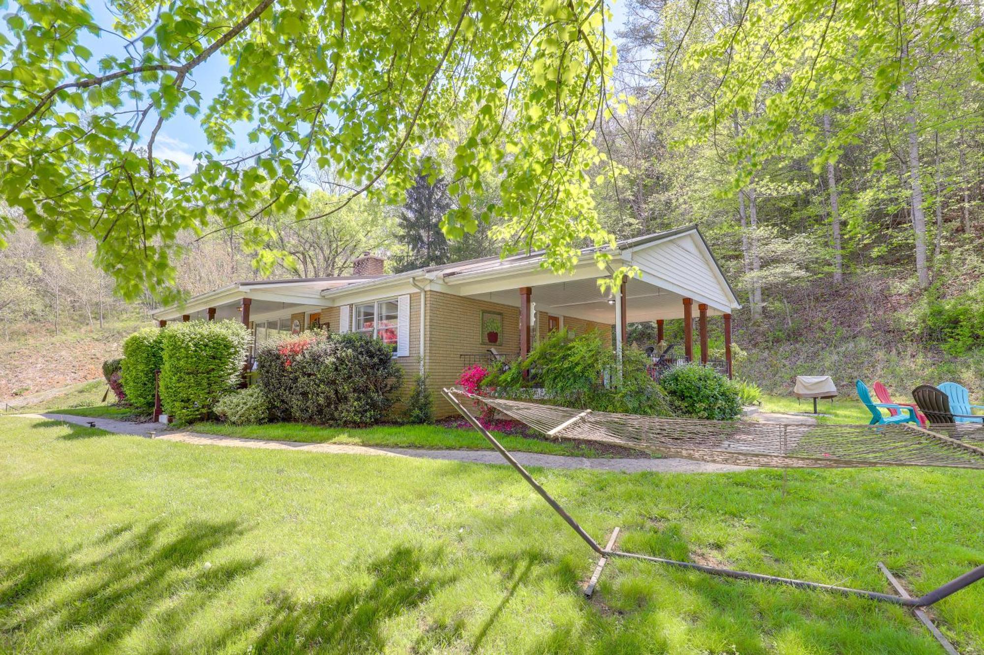 Updated Marshall Home With Fire Pit And Game Room! Exterior photo