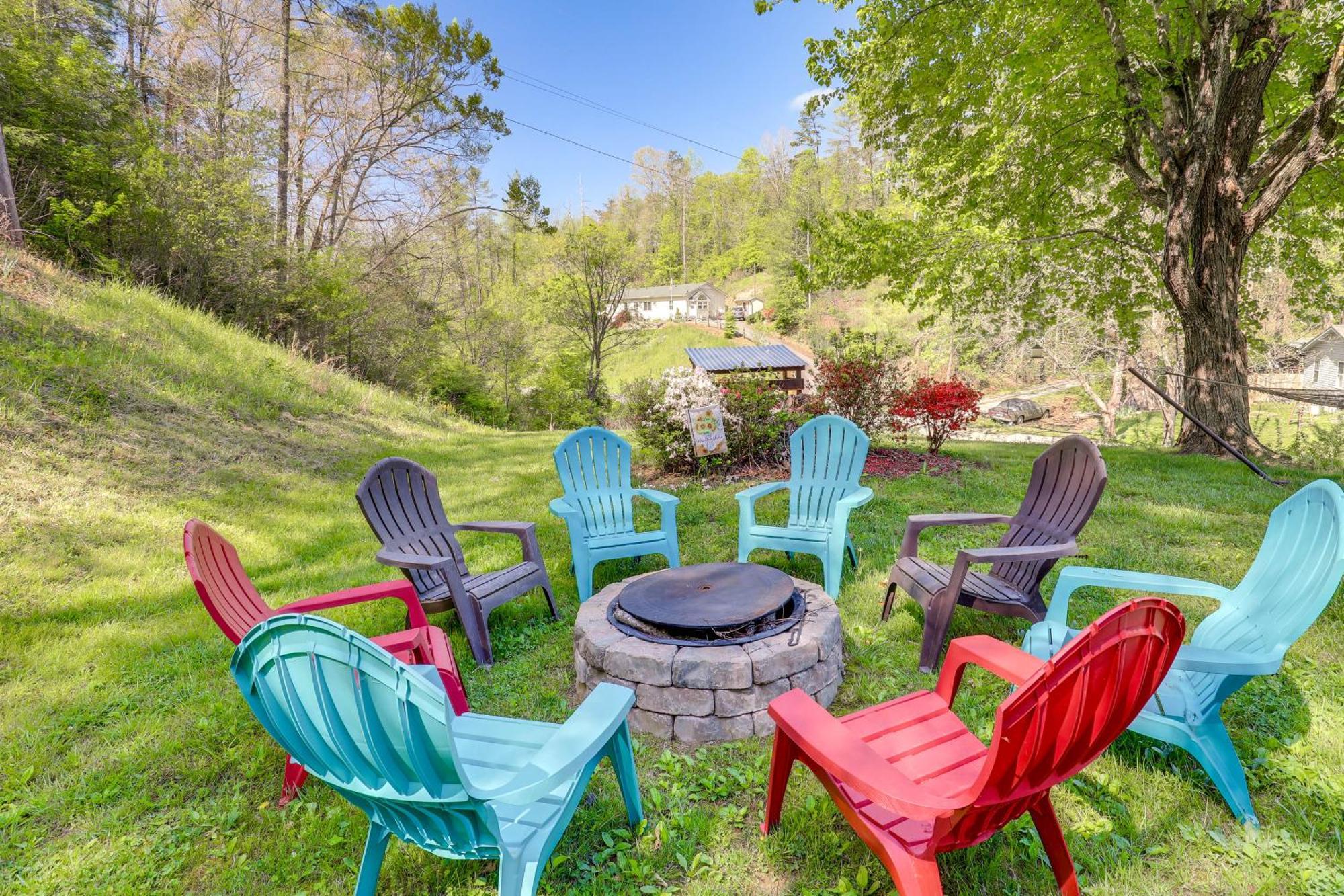 Updated Marshall Home With Fire Pit And Game Room! Exterior photo